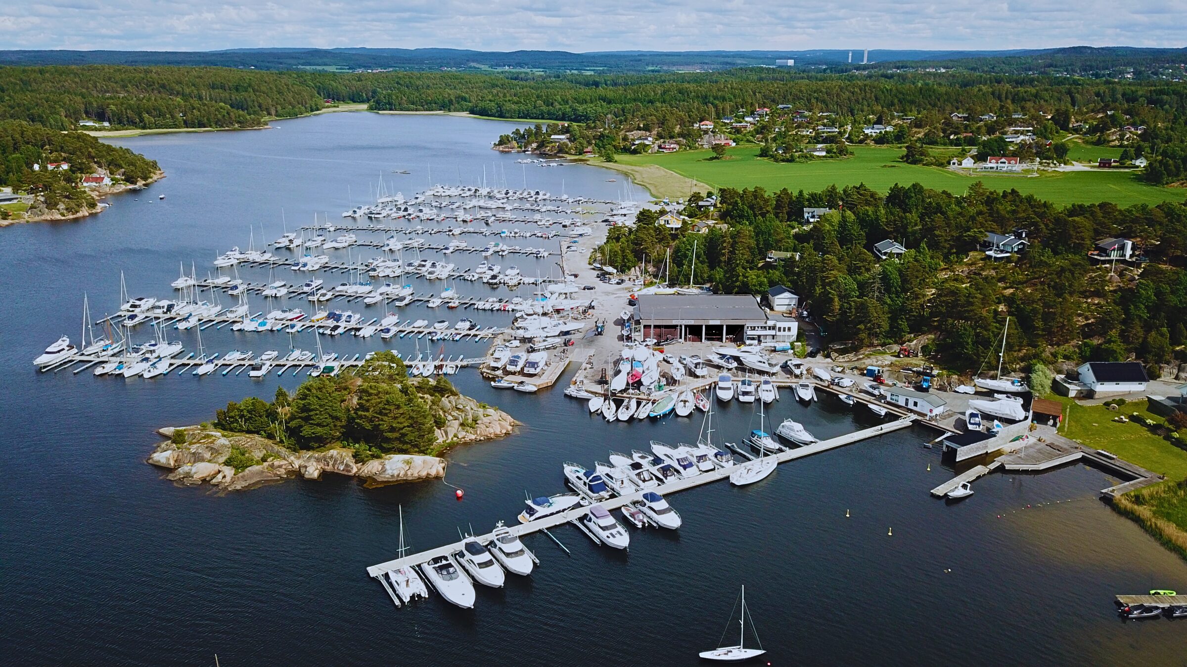 Dronebilde av Grimsøy Marina med seilbåter i bryggeanlegget