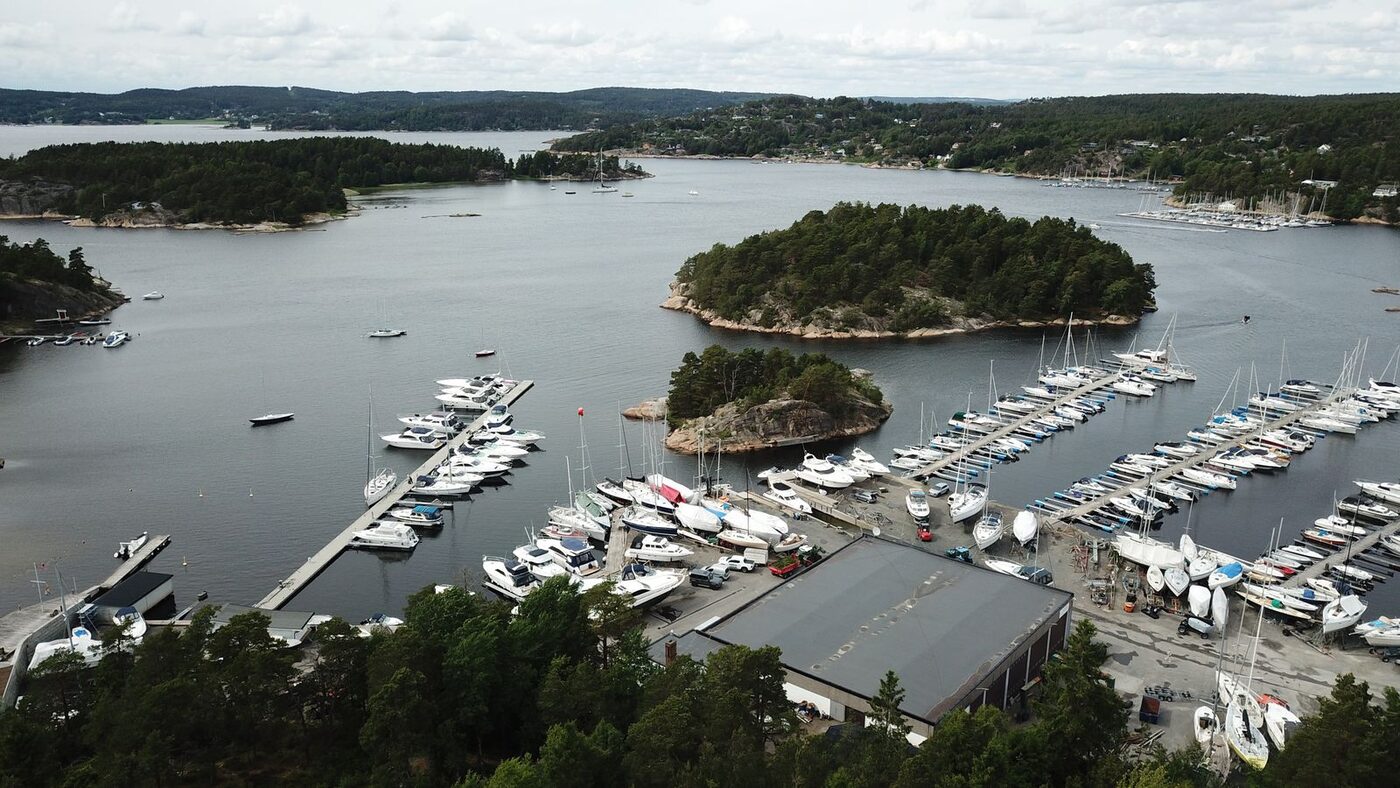 Seilbåt på langtur i åpent farvann