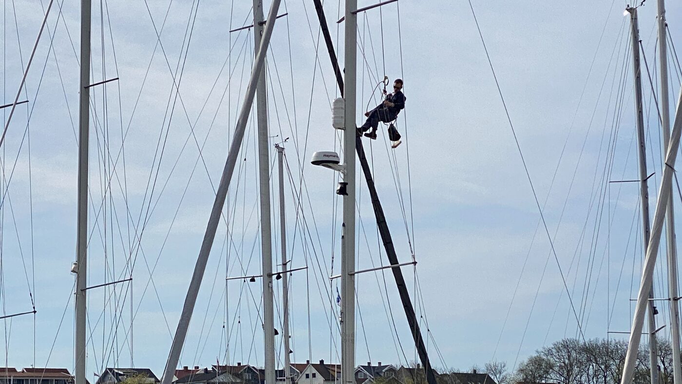 Mast og rigg på seilbåt under arbeid